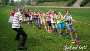 bester geburtstagde spiel mal bunt olympiade tauziehen kinder gruppe titelbild