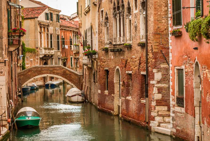 Small-Group Venice Canals Cruise on Electric Boat - photo 2