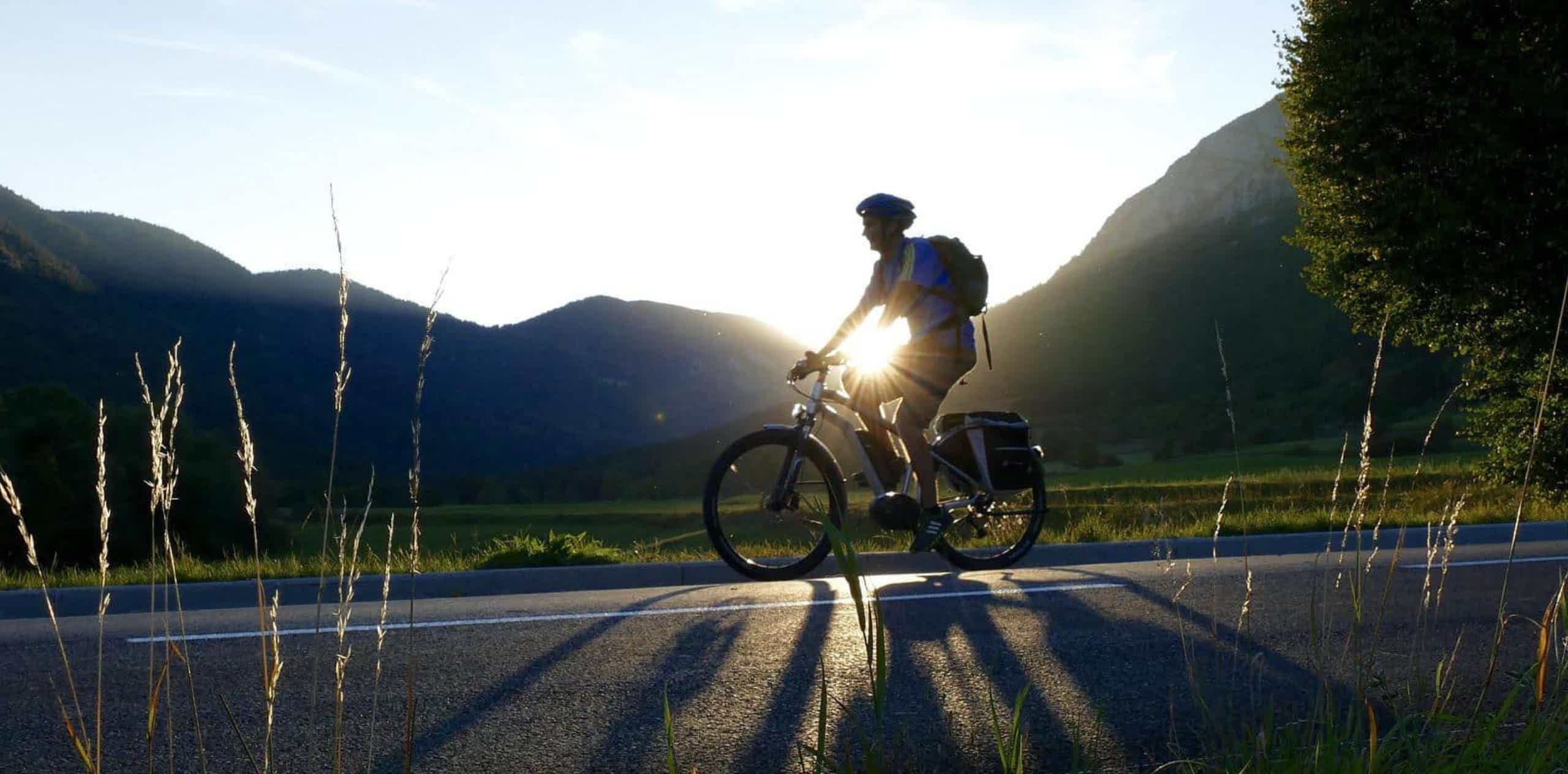 mujer en ruta de bicicleta reacondicionada electrica de montaña viendo el panorama