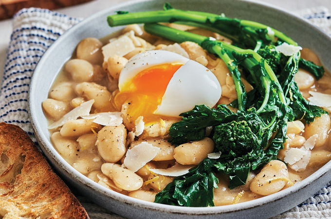 Haricots blancs au bouillon cuits au four et oeufs mollets