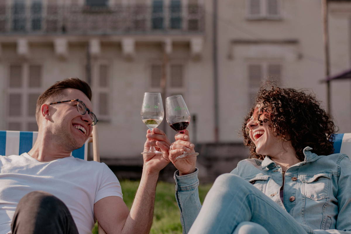 Amis qui trinquent avec des vins valaisans lagrappe.ch