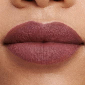 Lèvres avec du rouge à lèvres violet sur peau foncé