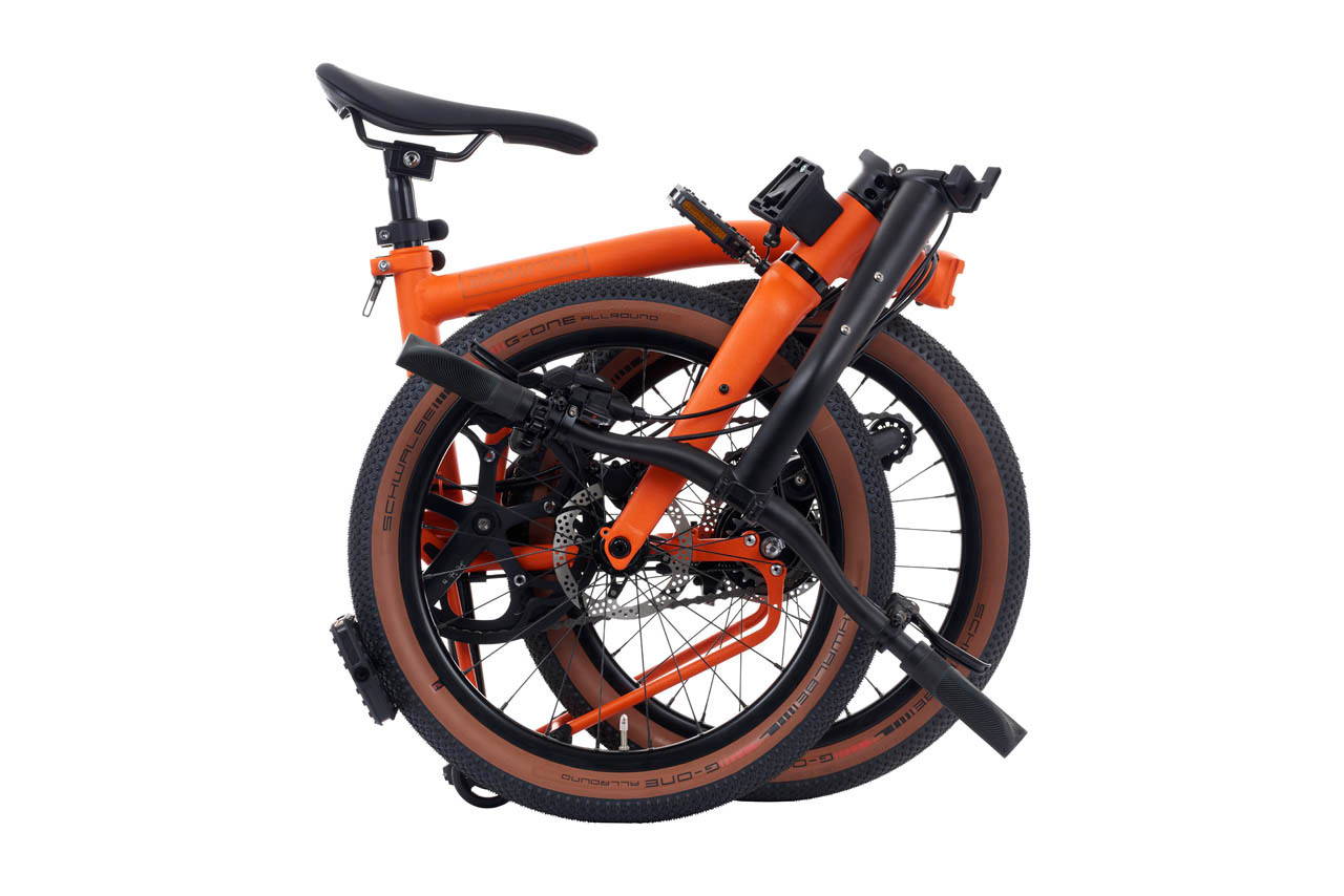 Opgevouwen Brompton G Line elektrische vouwfiets met 20 inch wielen als compacte e-bike voor trein, woon-werkverkeer en dagelijks gebruik.