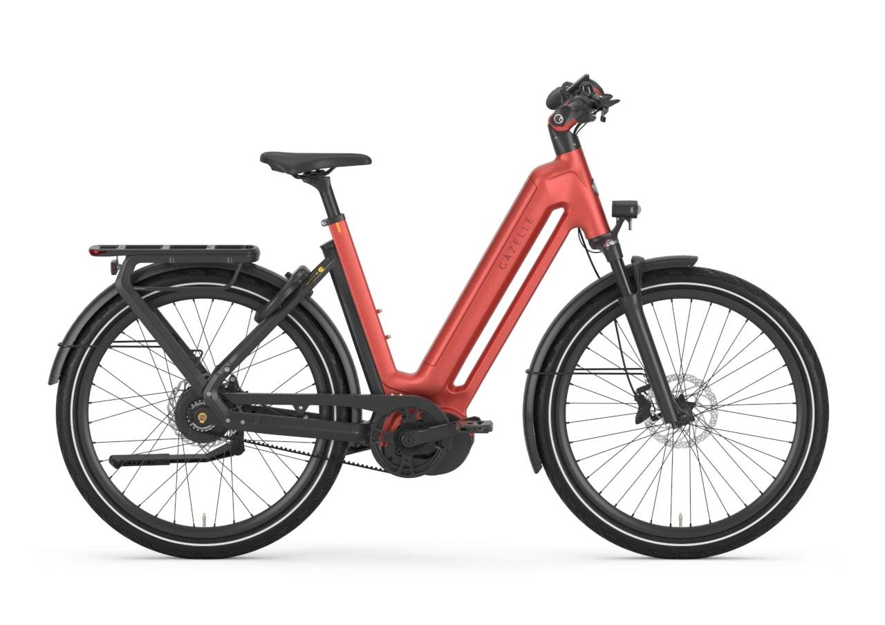 Gazelle Paris C7 elektrische stadsfiets met lage instap, afgebeeld in zijaanzicht op neutrale achtergrond, met Bosch middenmotor, gesloten kettingkast, verende voorvork en zadelpen, MIK-bagagedrager en spatborden – gericht op comfortabel dagelijks gebruik en woon-werkverkeer.