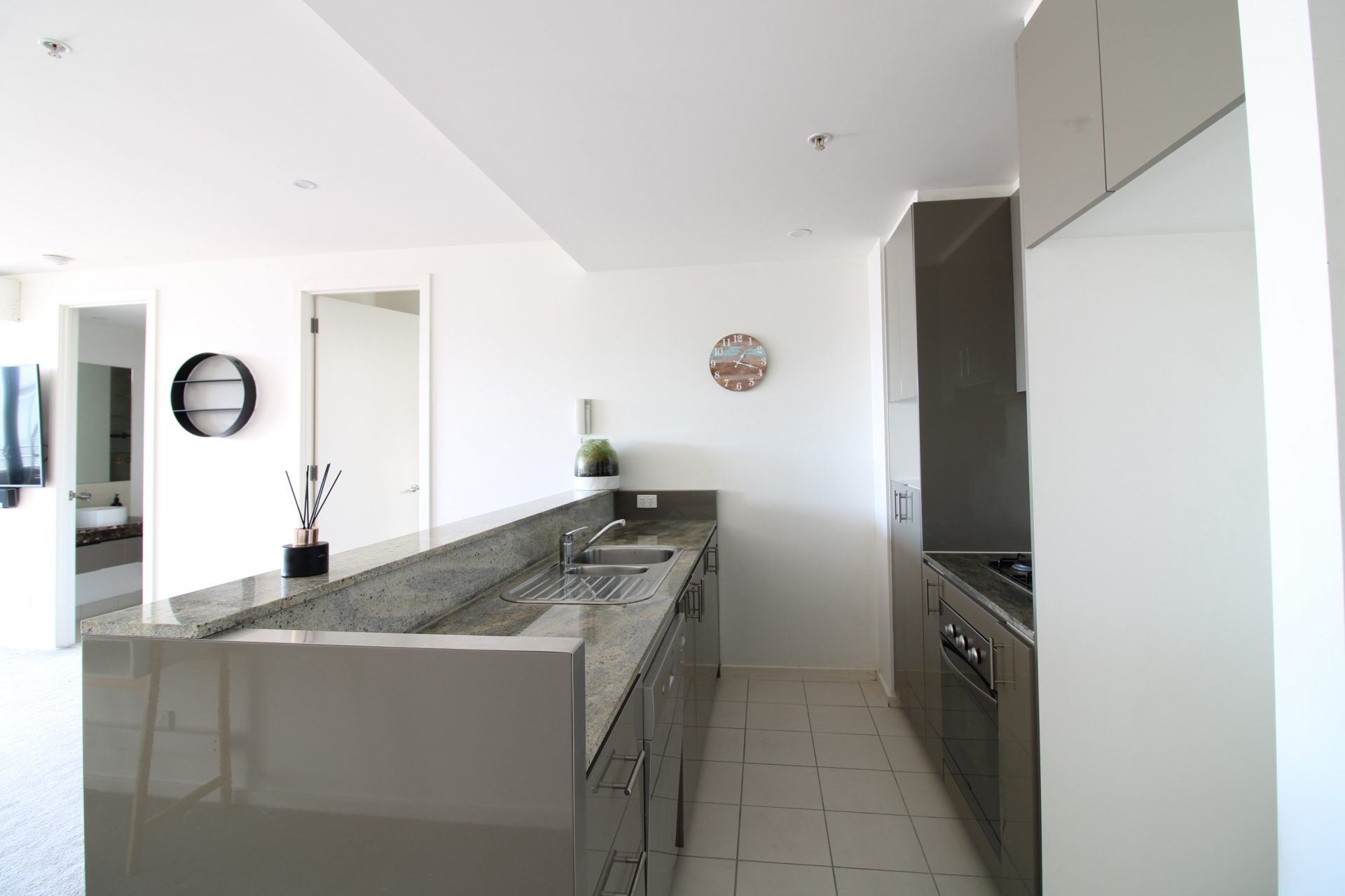 FOR LEASE - Spacious, Stylish and Only Steps from the Bay!!! Port Melbourne - Image 2
