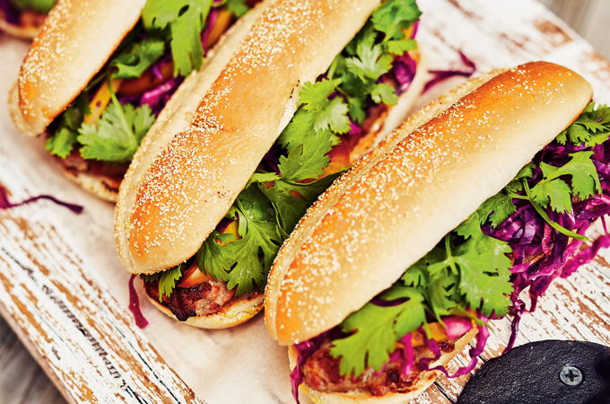 Hot-dogs au chou braisé en papillote et mayonnaise épicée