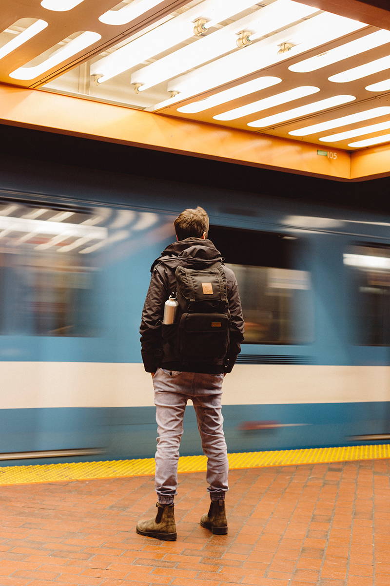 un homme attendant le métro à Montréal