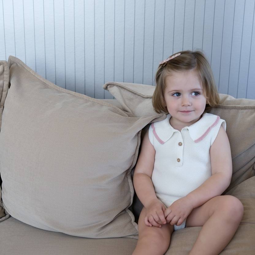 Barboteuse qualité premium enfant bébé romper raffiné adorable coeurs rouges pour bébé et enfant, en coton doux et bambou et respirant, certifié OEKO-TEX, idéal pour compléter une tenue d’enfant chic et confortable fraises rouges et blanches