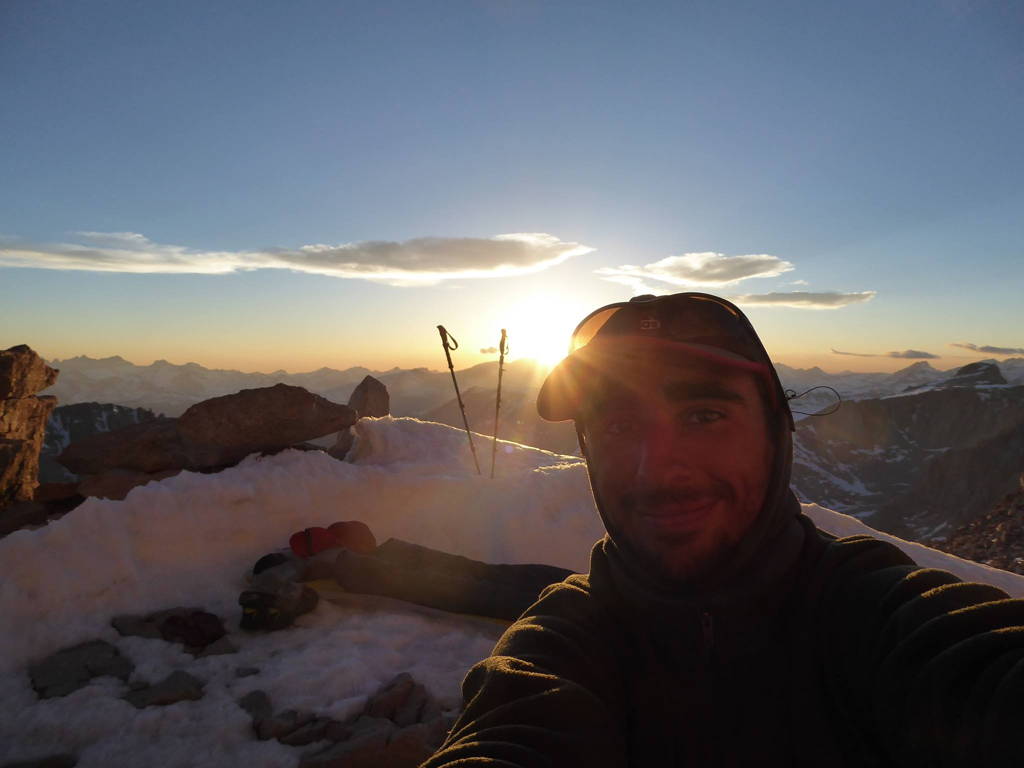 Mathieu Jourjon sur le pacific crest trail avec de l'équipement ultraléger fabriqué au Québec et Canada. Il utilise une tente, sac à dos et sac de couchage ultraléger pour les longues randonnées, camping et plein air. Randonnée en famille au parc régional de val david val morin proche de Montreal.