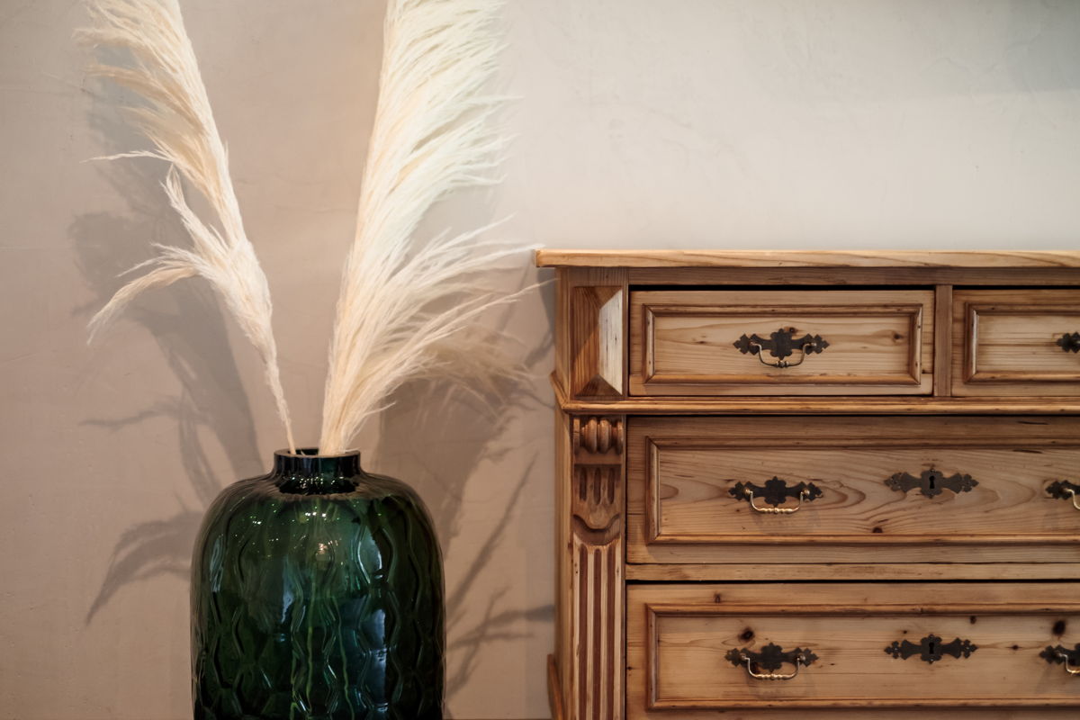 Holzkommode mit Dekorationselementen im Apartment Vogelfrei von Hugo & Pepi.