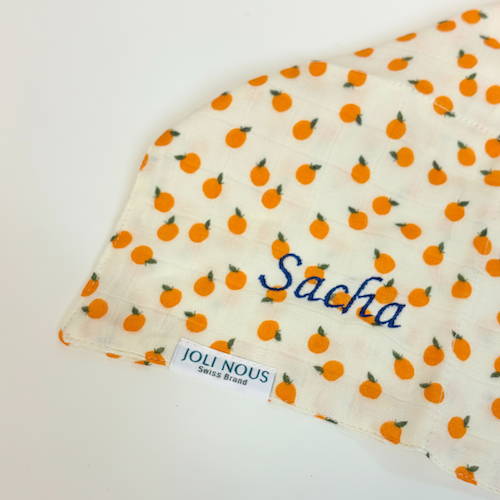 foulard pois bleu blanc élégant de la marque suisse Joli Nous, un accessoire premium pour bébé, alliant design raffiné et qualité exceptionnelle OEKO-TEX GOTS