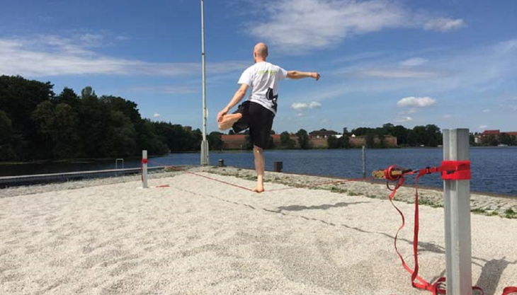 cliffhanger boulderlounge berlin slackline am havelstrand