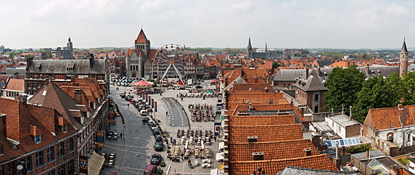  Uccle
- La_Grand-Place_de_Tournai.jpg