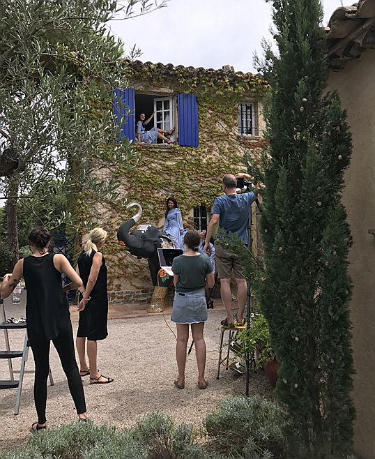  .
- Für unsere aktuelle Titelgeschichte waren wir in Saint-Tropez.
Der Fotograf #Mark Seelen und sein Team haben Rena Kidar Sindi in ihrem Ferienhaus in Südfrankreich besucht und fotografiert.