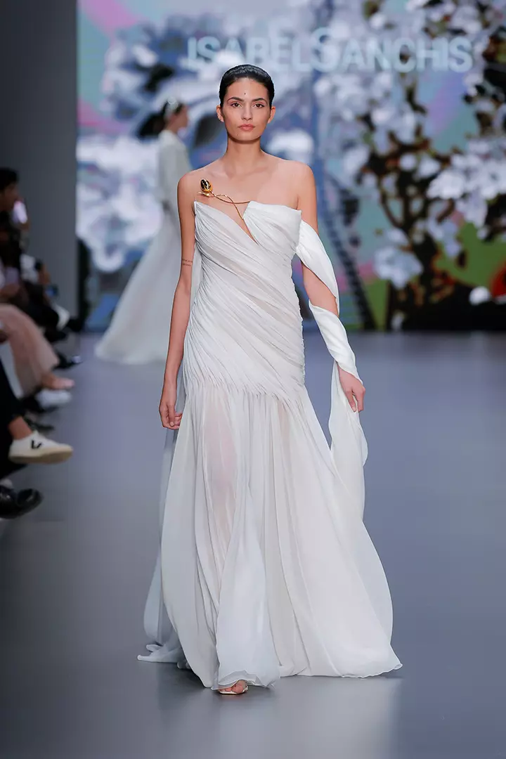 Un mannequin portant une robe de Isabel Sanchis pendant la Fashion Week de Barcelone Look 3