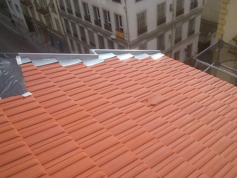 Rénovation de la toiture d’un immeuble à Nice en tuiles de Marseille — photo 3 sur 8 — CEG TOITURE