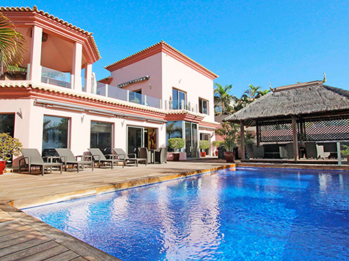 Hamburg - At Golf Costa Adeje this villa has interiors spanning approx. 320 square metres.
It is on sale for 3.3 million euros.(Image source: Engel & Völkers Tenerife)
