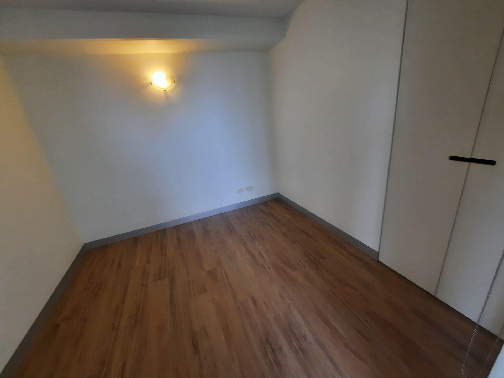 FOR LEASE id-eally Located and NEWLY REFURBISHED with Bay Views and Separate Storage - Image 5