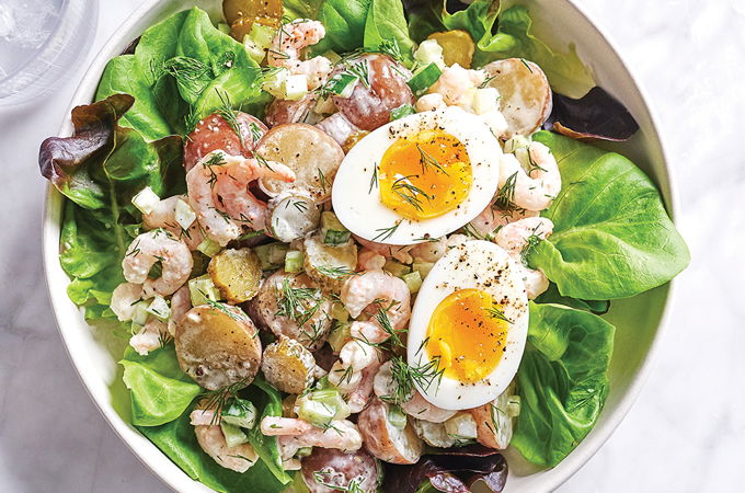 Salade de pommes de terre aux oeufs et aux crevettes nordiques