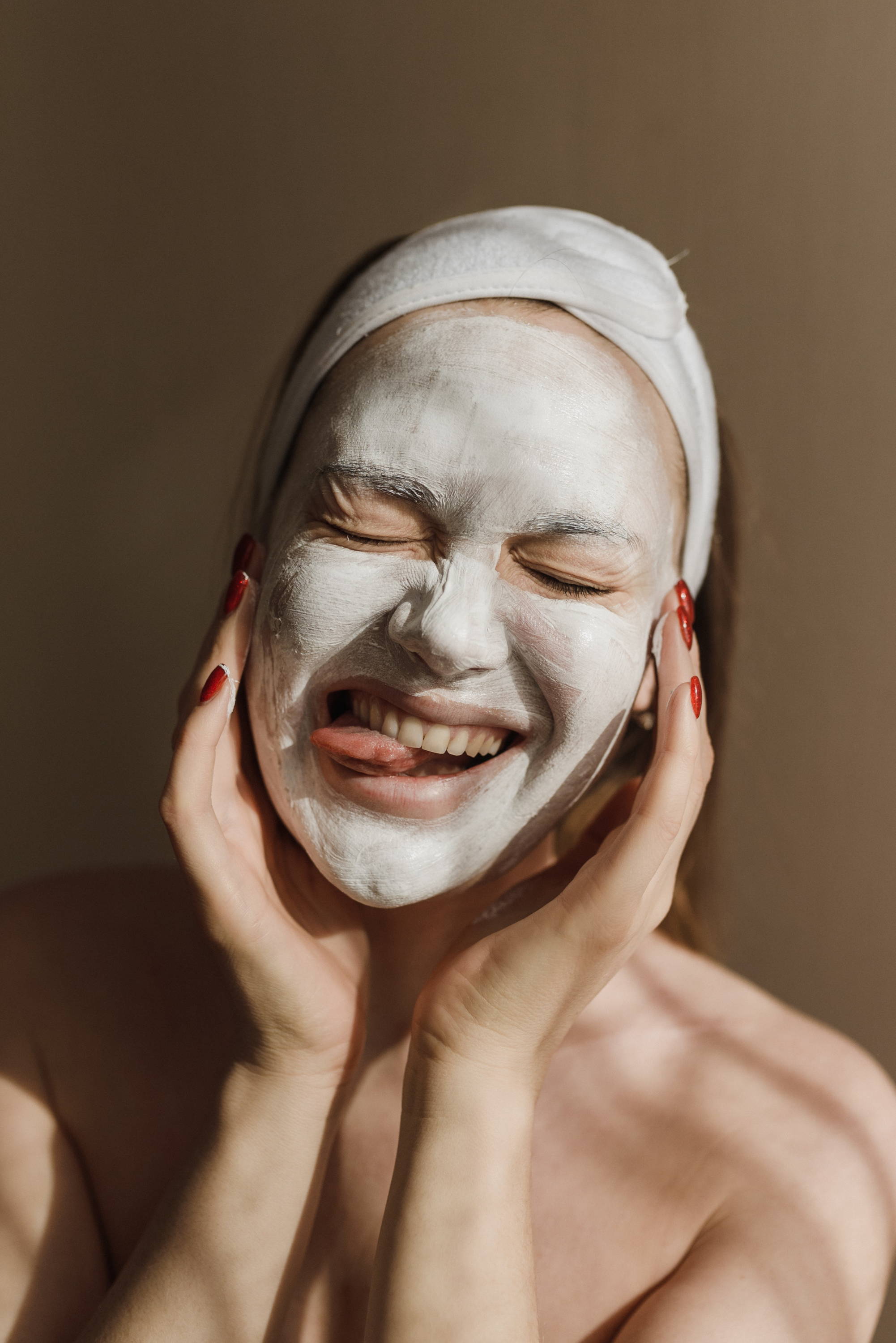 Hautpflege Mischhaut Frau mit Gesichtsmask