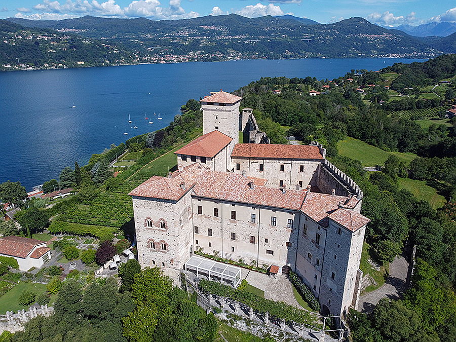  Laveno M.
- Case in vendita Lago Maggiore sponda pimontese - rocca-di-angera.jpg