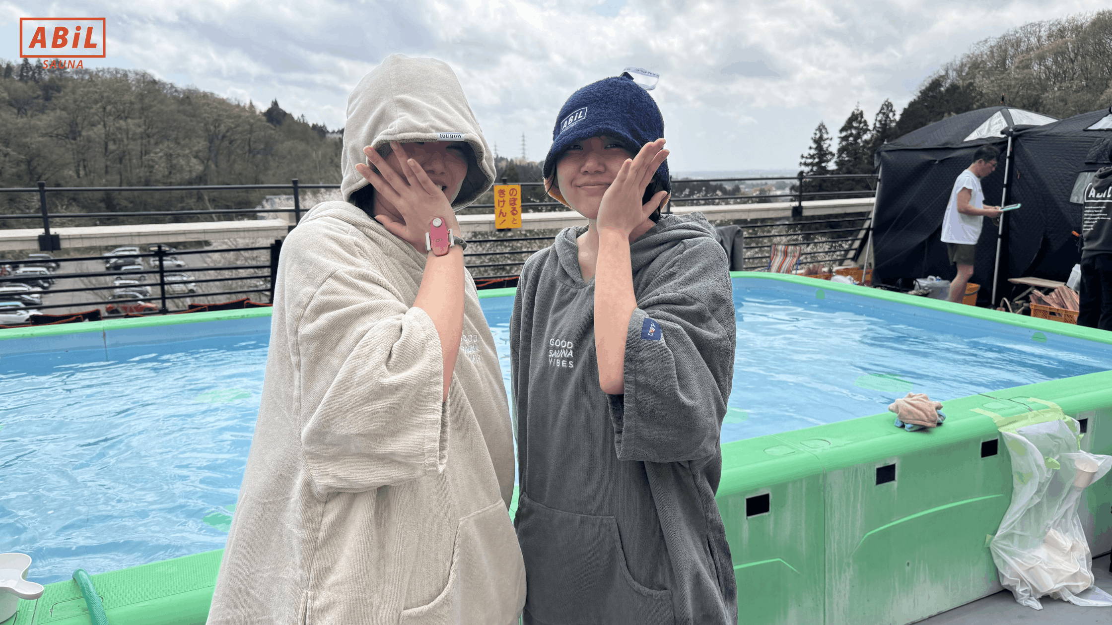 ABiLのポンチョを着て外気浴を楽しむ女性の様子