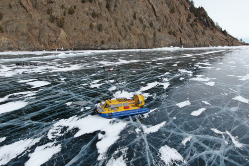 Экскурсия в бухту Песчаную на хивусе к ледяным чудесам Байкала