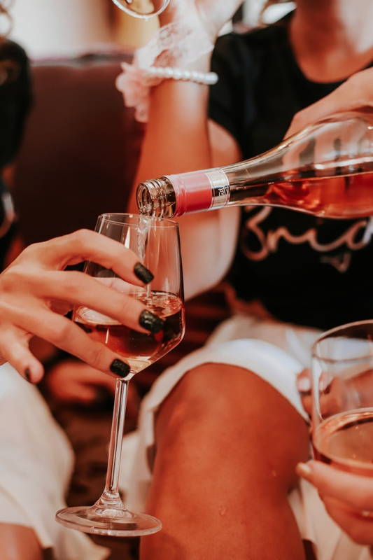 Vin rosé servi dans un verre