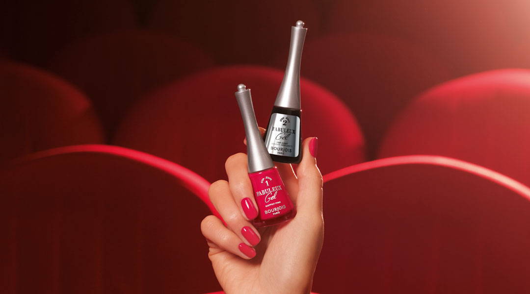 Femme tenant du vernis à ongles et un top coat