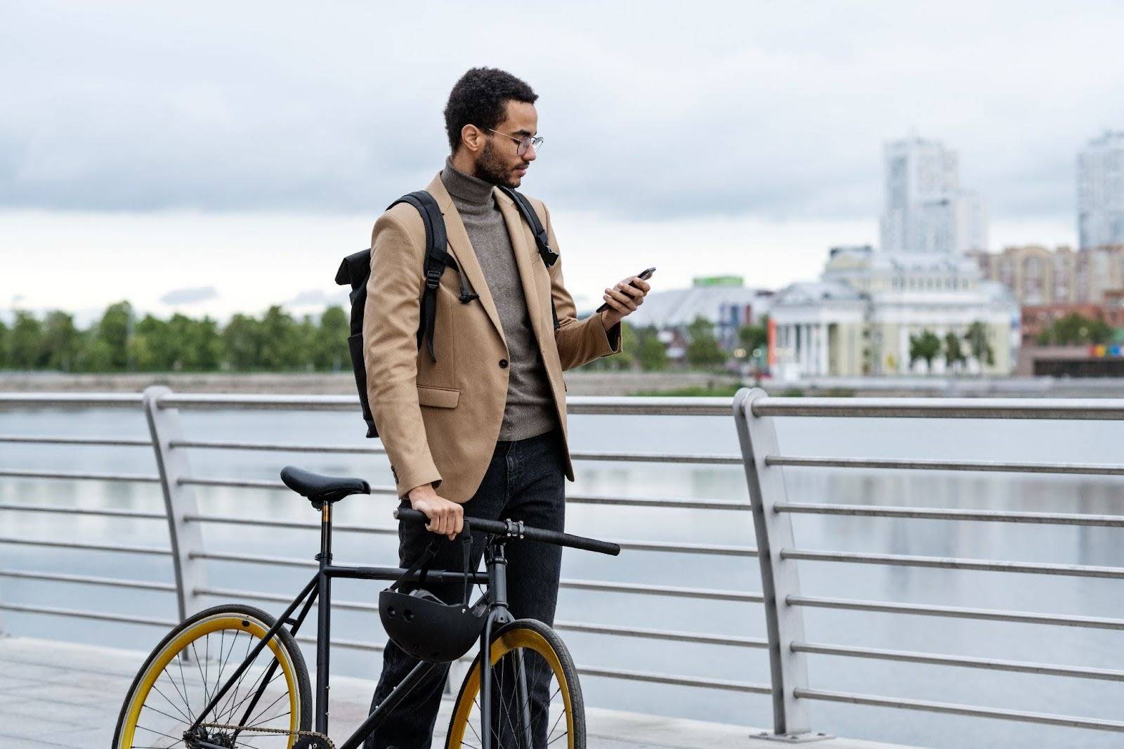 Un jeune homme décide d’acheter un vélo électrique ShiftBikes pour démarrer 2025