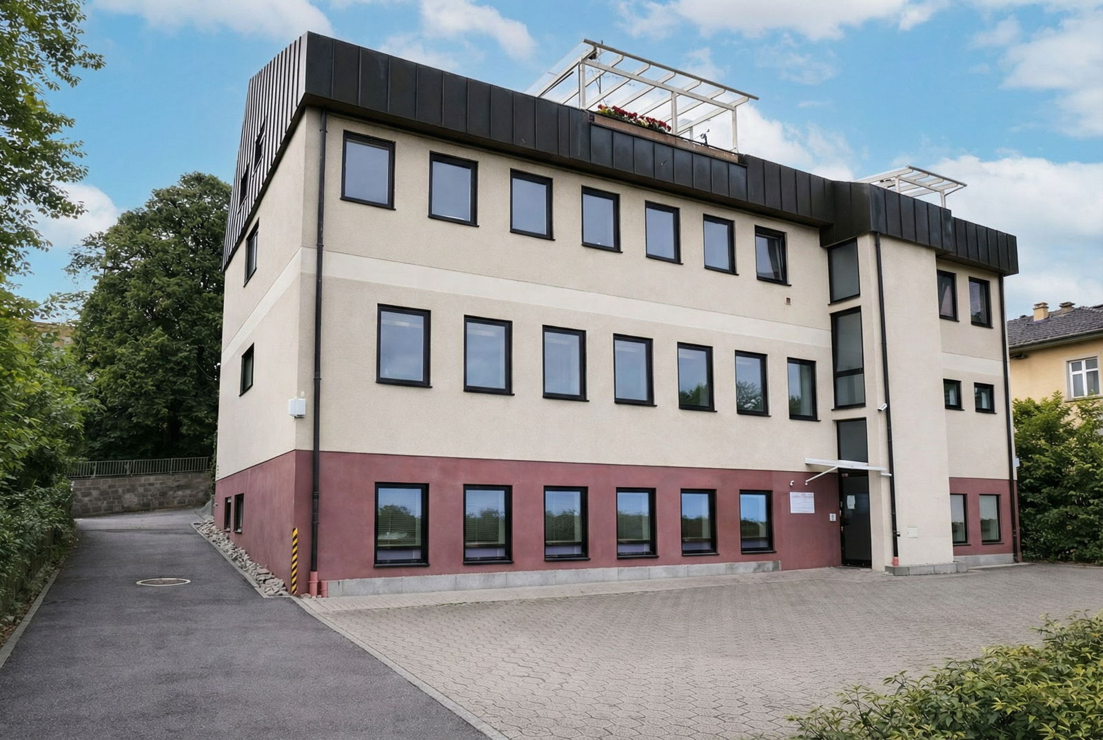 Investmentpotenzial • Attraktive Gewerbeimmobilie mit Praxis-/Bürofläche und Wohneinheit im DG