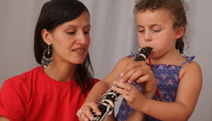 das klingende museum berlin kind spielt flöte