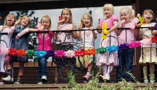 kinder auf dem balkon