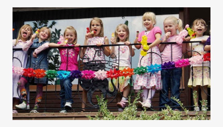 kinder auf dem balkon