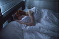 Mujer durmiendo en un colchón financiado con Aplazame