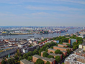  Hamburg
- Blick über Hamburg und seine Hafenanlagen