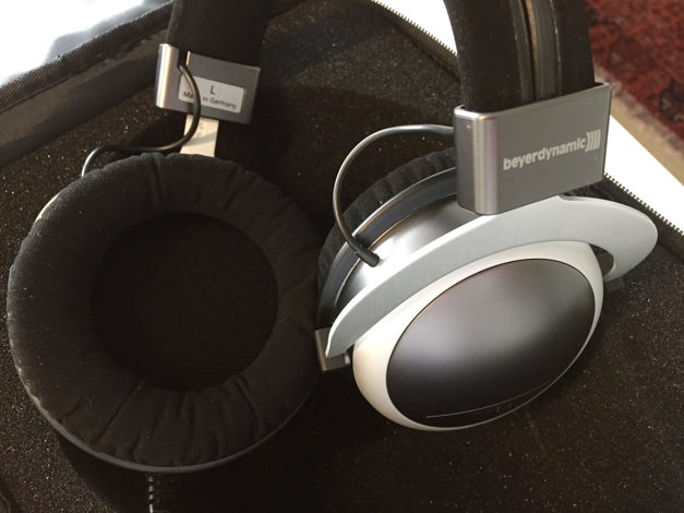 Beyerdynamic T70p Full Size Closed-Back Headphones - Mi...