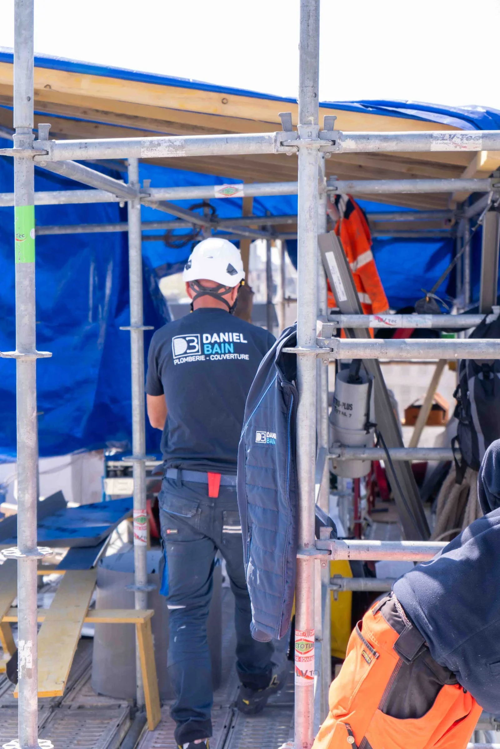 Travaux de couverture sur échafaudage à Paris