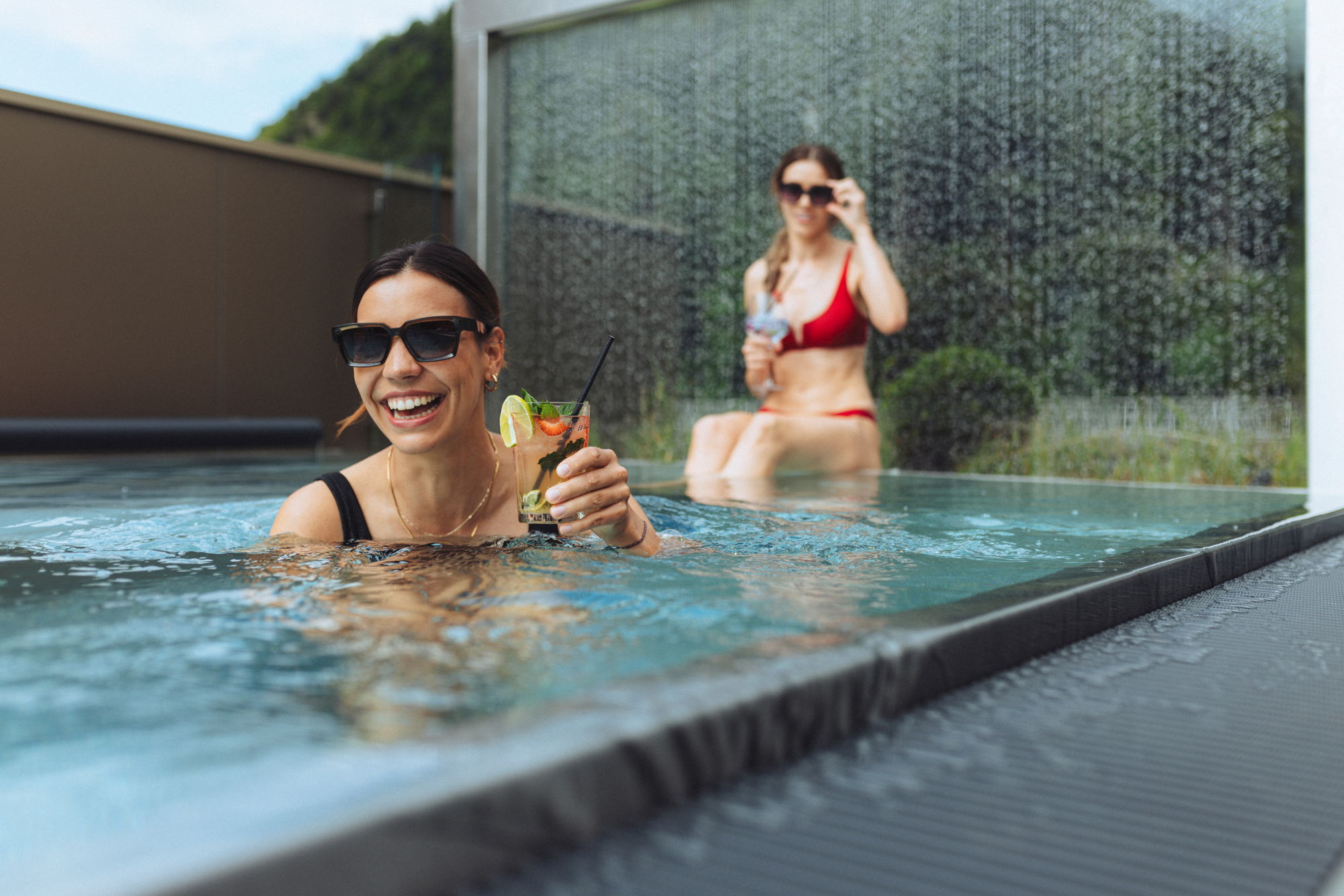 Sonnendeck mit Pool im Hotel für Pärchen