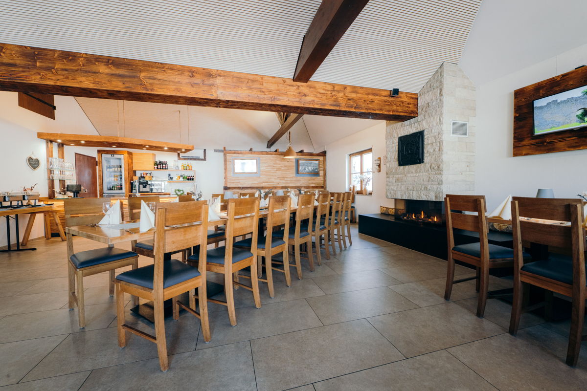 Hofstüble mit gedeckter Tafel mit vielen Stühlen