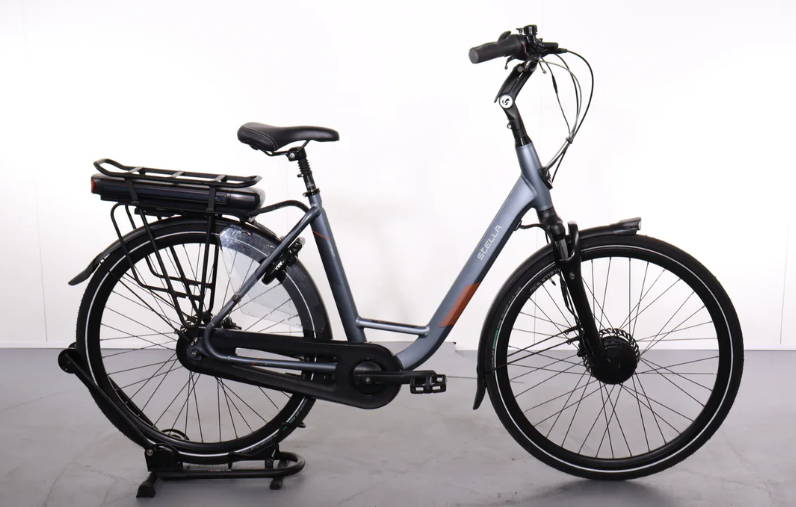 Stella Livorno Superior FDST elektrische stadsfiets met lage instap, voorwielmotor en bagagedrageraccu, zijaanzicht in studio-opstelling.
