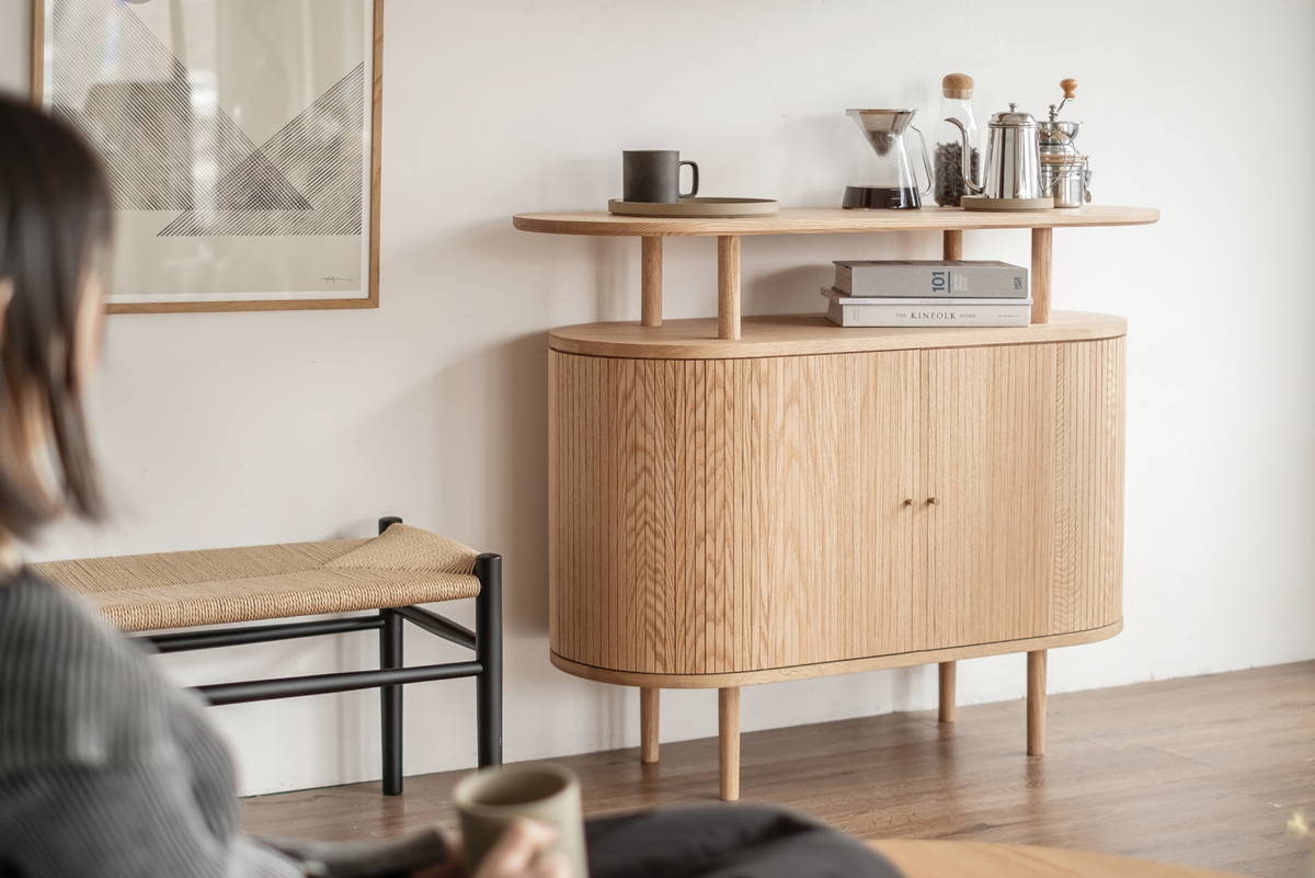 窓辺で本を読む人のそばに置いた、オークの Tuottaa Multi Cabinet