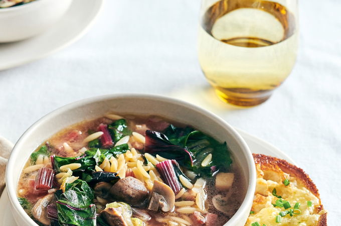 Soupe-repas à la bette à carde, à l’orzo, aux champignons et à la pancetta