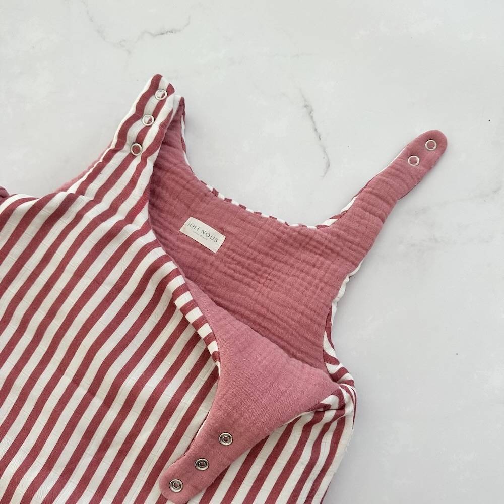 lange xl personnalisable broderie prénom bleu blanc ciel élégant de la marque suisse Joli Nous, un accessoire premium pour bébé, alliant design raffiné et qualité exceptionnelle