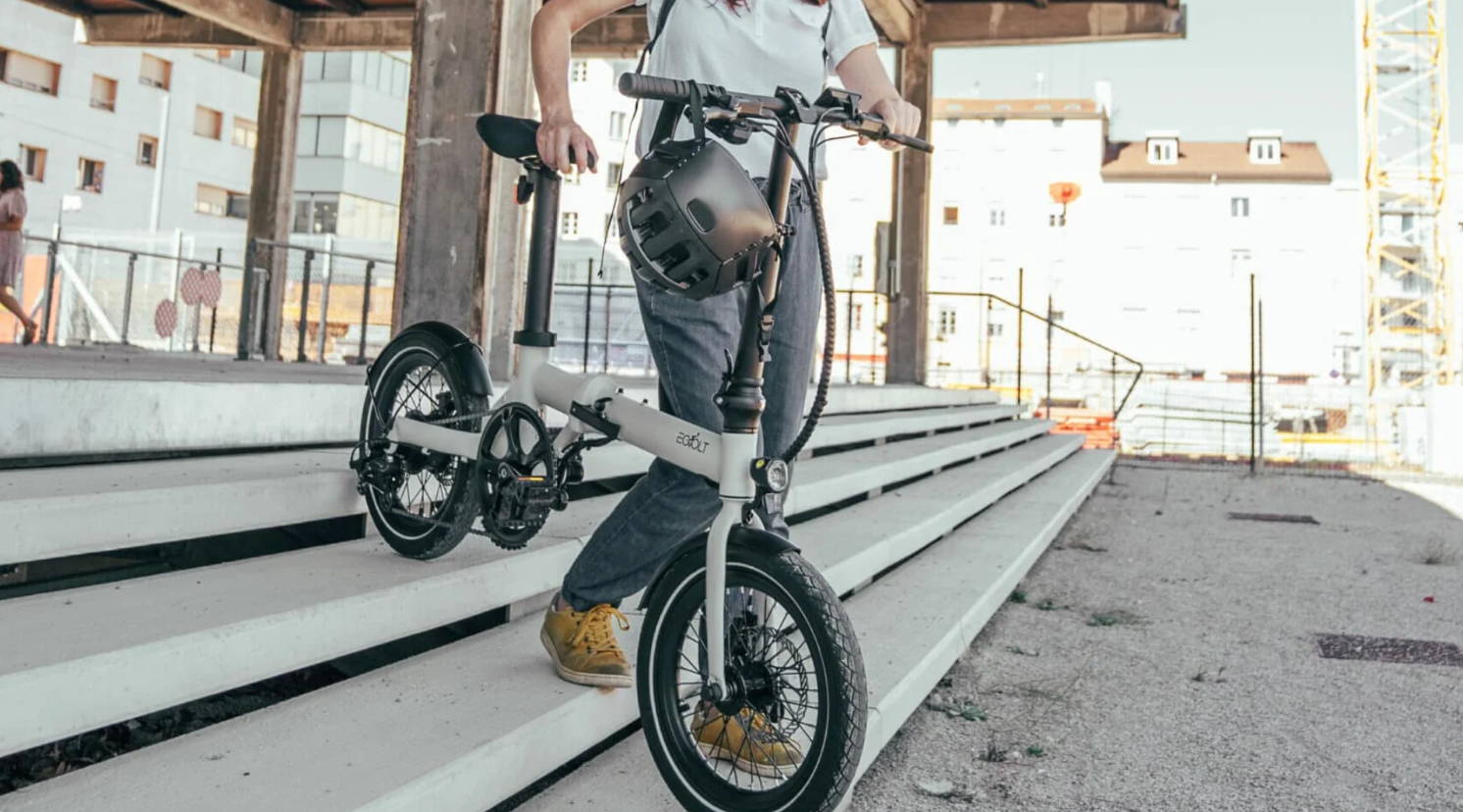 Une jeune femme va au travail avec son vélo pliant Eovolt acheté à Paris