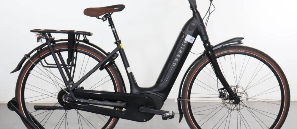 a Gazelle Arroyo C8 Elite electric city bike