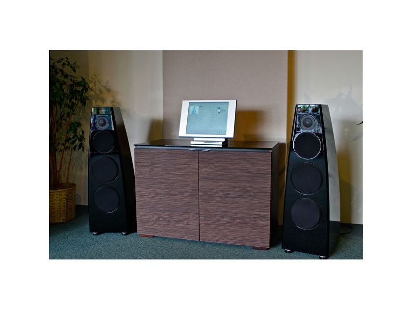 Meridian DSP-7200 digital active speakers