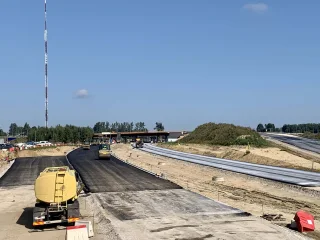  Układanie warstwy podbudowy z betonu asfaltowego w km 1+700