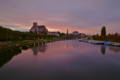 Vue de la riviere passant a cote de la ville d'Auxerre au coucher du soleil