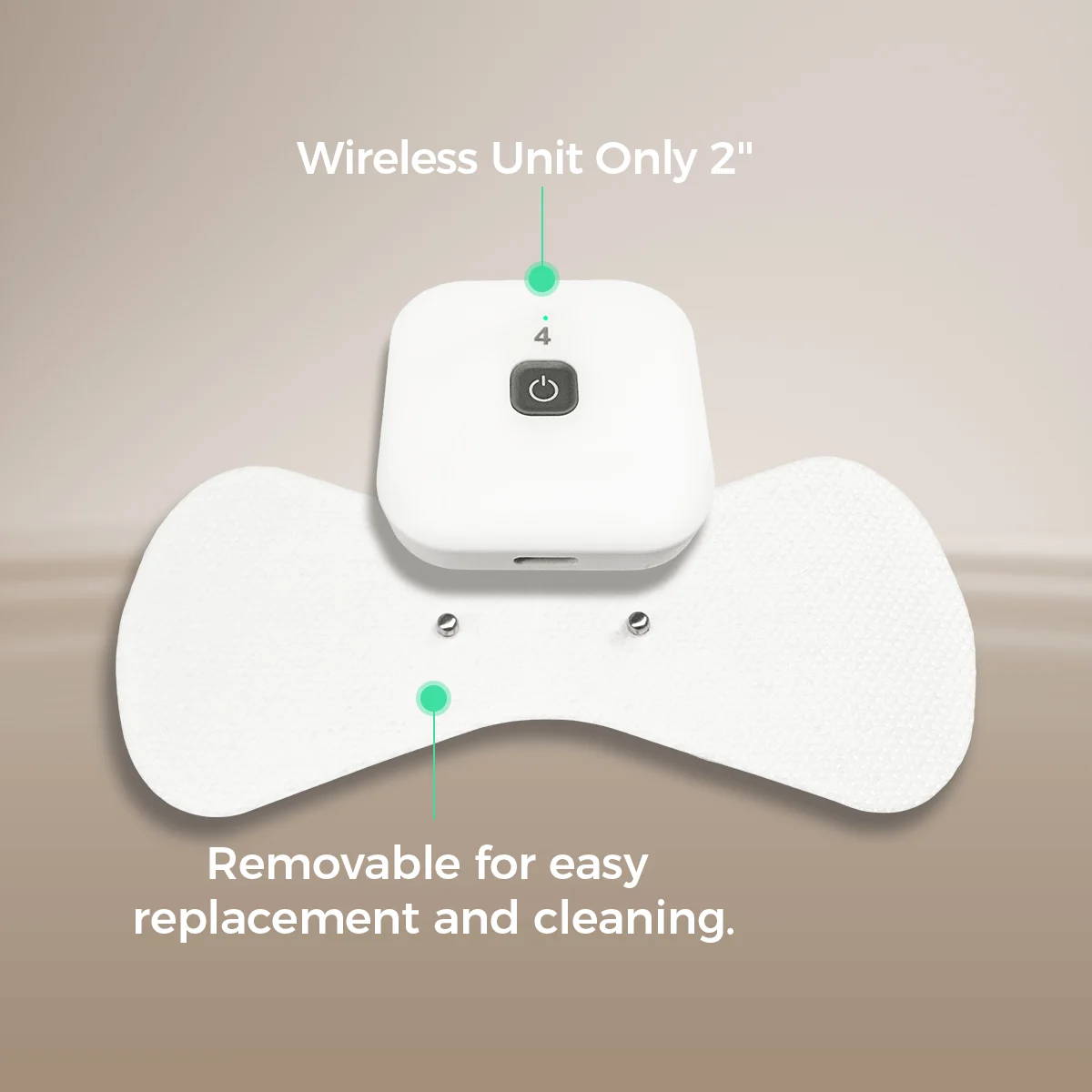 Wellue ワイヤレス TENS ユニットのクローズアップ。蝶形の電極パッドに取り付けられており、簡単に洗浄およびパッド交換できる 2 インチの小さな取り外し可能なデザインが示されています。